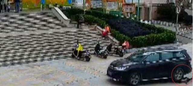 震惊！校园车祸事件，六岁男童遭车碾压，肇事车主失联追踪报道！
