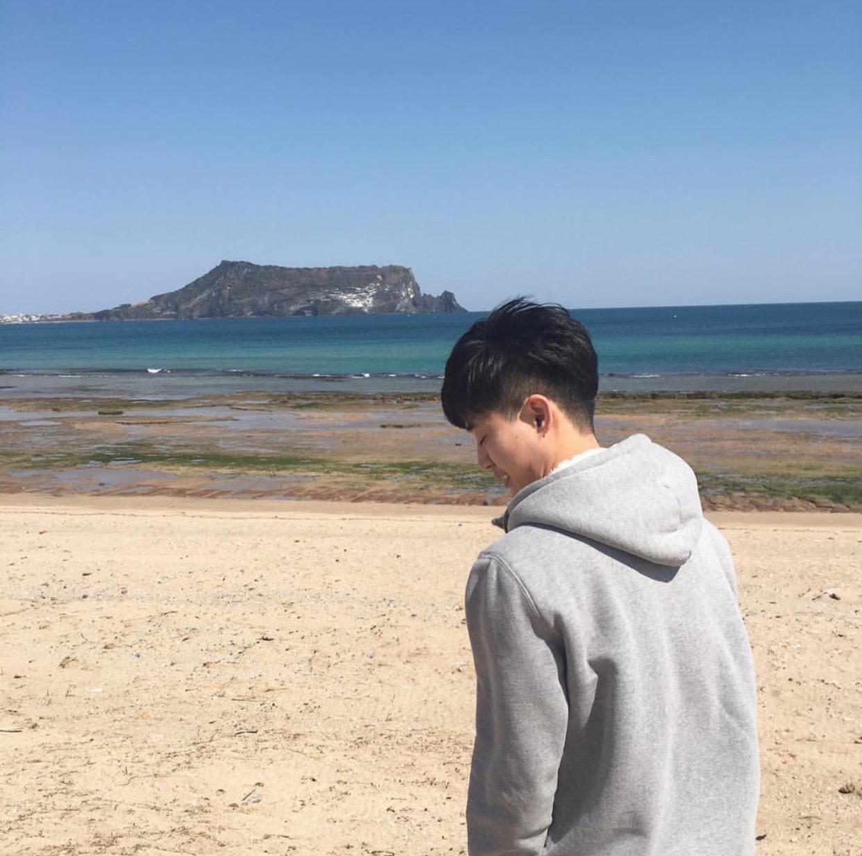 科技与艺术融合，女生蓝色海边头像重塑生活体验新风尚
